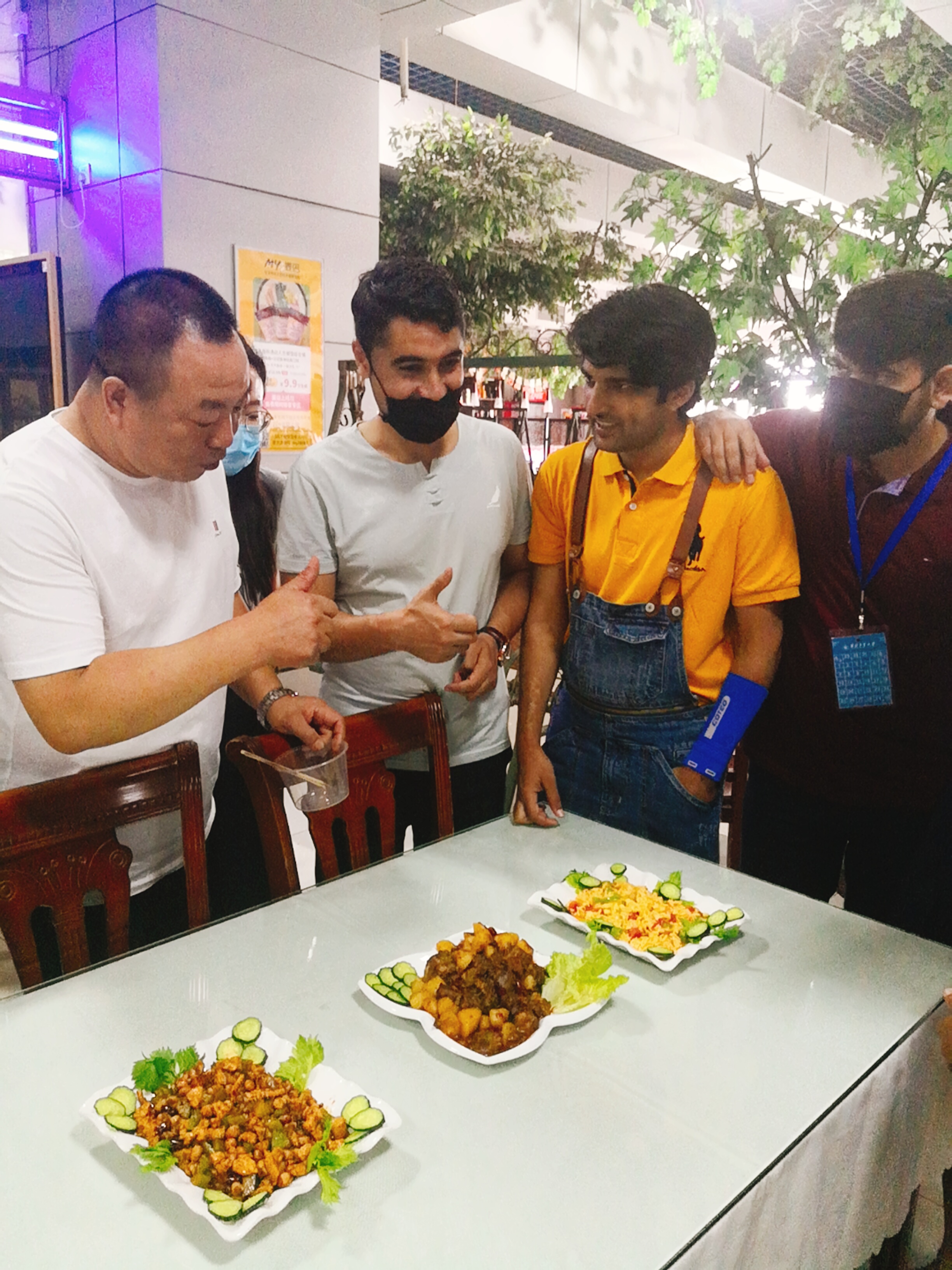 武汉一所小学举办厨艺大赛，孩子们动手做出自己的拿手菜_劳动_番茄炒蛋_进行